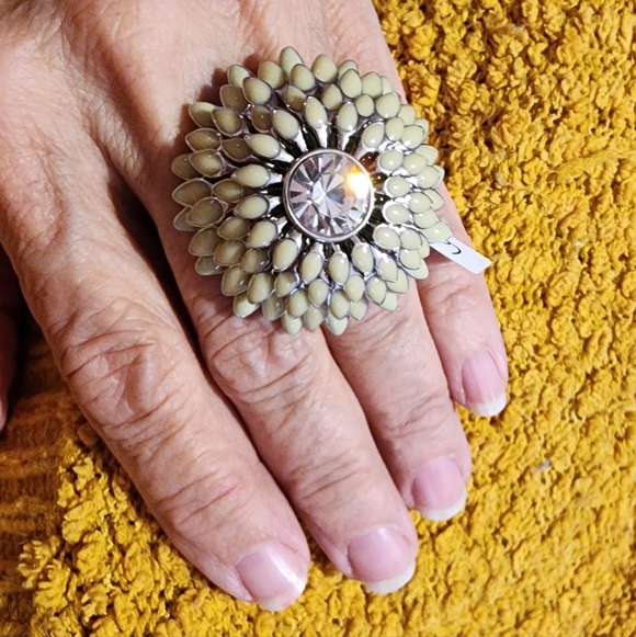 Ann Taylor Flower Cocktail Ring Statement Piece Sz 6.25 - Picture 3 of 13